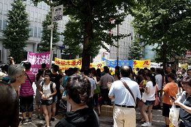 法轮功学员在日本东京游行，吸引大批路人观看