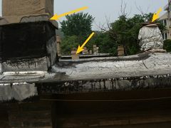 图示：房顶一角（从左至右）烧蜂窝煤用的烟囱；卫生间烟囱口；厨房烟囱；