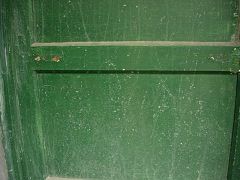 上图示：防盗门里面的木头门上一条条的是屎尿汤的痕迹。