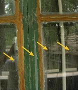 上图示：窗户上被喷淋上的屎尿汤留下的痕迹1