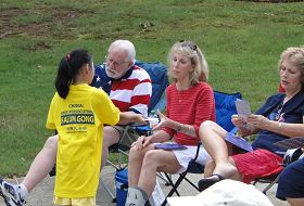 '亚特兰大法轮功学员参加美国独立日庆祝游行,图为法轮功小弟子在发传单'