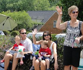 '观众对功法演示感兴趣,在模仿、学习法轮功第三套功法的动作'