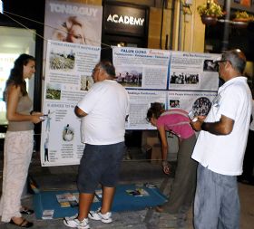 '塞浦路斯首都街头，法轮功学员（左）向市民讲真相'