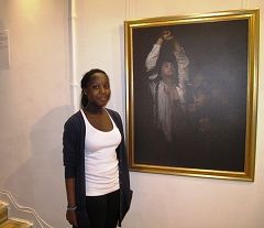 英国高中生哈米站在最让她感动的画作《囹圄中的大法徒》前