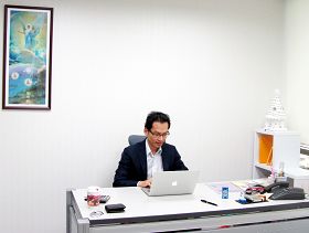 “追求真理”是庄嘉元董事长一生的志向。图为庄嘉元在办公室上班。