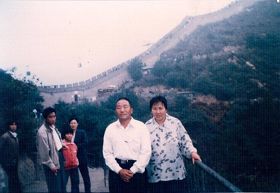 修炼大法后身体健康的夏文仲、张兰凤于一九九九年徒步攀登长城。