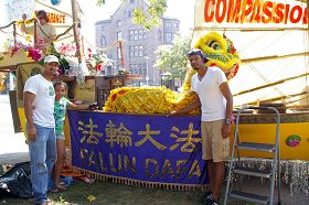 &#039刘易斯（左一）和女儿及朋友考克斯（右一）在"法船"造型的花车前&#039