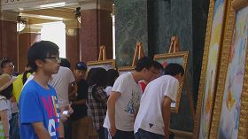 中国大陆来的中学生们在仔细地观赏画作