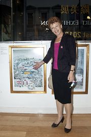 英英格丽•克兰菲尔德议员在她非常喜爱的画作前留影