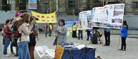 法轮功学员在普拉尔特广场举办讲真相活动