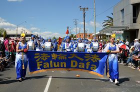 法轮功学员以盛大的队伍参加澳洲昆士兰图文巴的花节游行