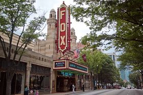 图：位于亚特兰大市最古老的剧院——福克斯剧院（Fox