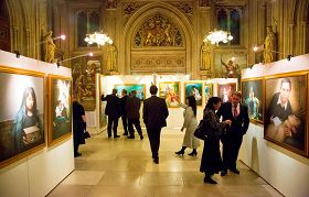 二零一二年十二月十八日至二十一日，真善忍国际美展在英国国会大厦的上层等候大厅举办。