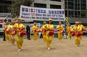 '在墨尔本市中心城市广场举行声援一亿三千万中国人“三退”集会，腰鼓队表演助阵'