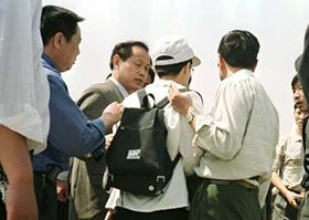 法轮功学员在天安门和平请愿遭便衣和警察拘捕