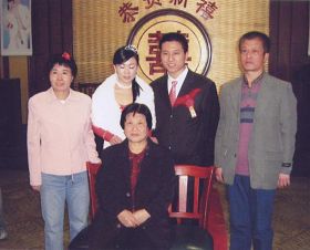 （左一是蔡桂荣，右一是她丈夫，前排是她婆婆，中间是新婚的儿子）