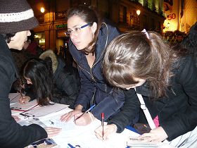 西班牙法轮功学员在太阳门广场举行反迫害征签