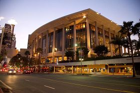 &#039神韵巡回艺术团在洛杉矶音乐中心多罗西．钱德勒剧院（Dorothy Chandler Pavilion）于二零一三年一月二十七日的四场演出，场场爆满，尤其是周六、周日的演出一票难求。众多影视界名流慕名前来观赏。&#039