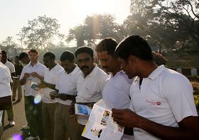 印度警察們學習法輪功功法，並認真閱讀真相傳單。