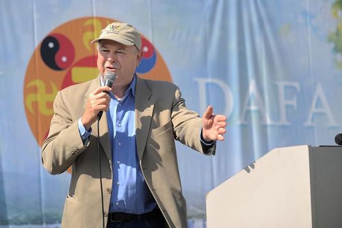 '图3： 国会众议员丹纳·罗拉巴克（Dana?Rohrabacher）在集会上说：“让我们并肩站在一起抵抗（中共）强权。”'