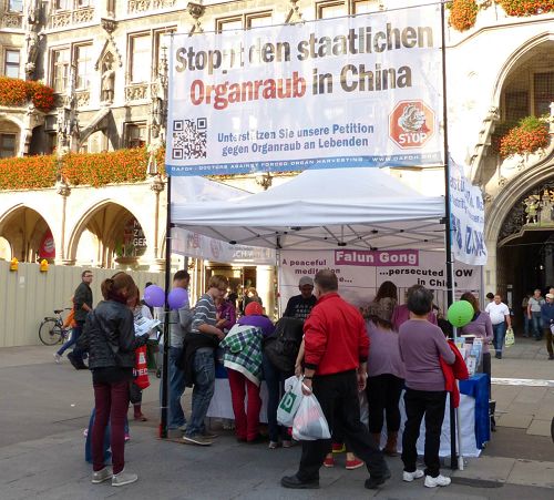 德国学员在慕尼黑市中心玛琳广场（Marienplatz）上举办了揭露中共活体摘取法轮功学员器官活动