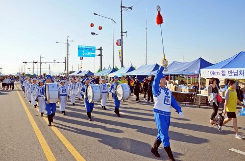 '天国乐团参加“二零一三年平泽港马拉松大会”受到欢迎。'