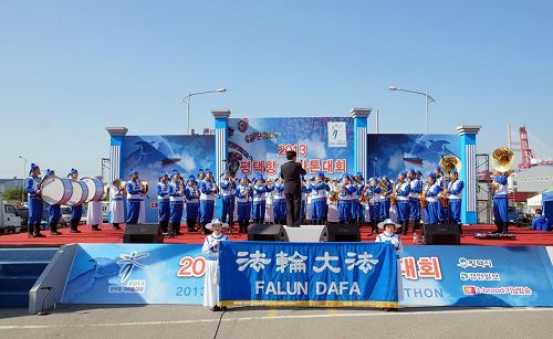 '天国乐团在“二零一三年平泽港马拉松大会”上进行特别演出。'