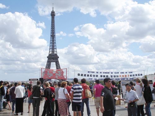 '巴黎埃菲尔铁塔下，法轮功学员常年坚持讲真相，帮助中国游客三退'