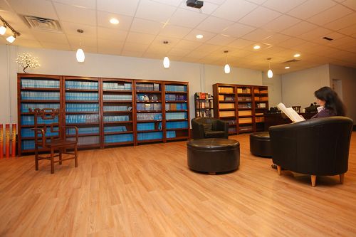 '图：法轮大法（又称法轮功）书籍及音像品专卖店——天梯书店在纽约曼哈顿中城繁华地段开张。'