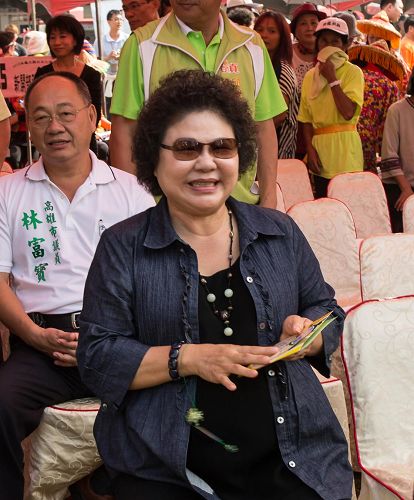 '市长陈菊率领两位副市长及市府团队与会，很开心接受法轮功学员送她的真相传单、光碟和莲花。'