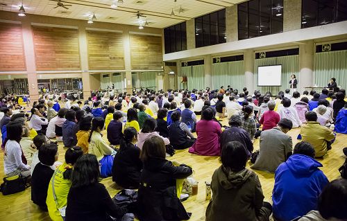 图1：二零一三年十一月二十三日晚，来自台湾各地的法轮功学员假中山大学分组交流“向大陆同胞讲真相的体会”