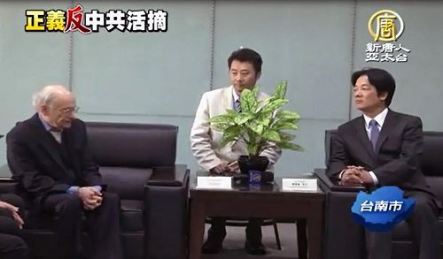 '十一月二十五日，大卫·麦塔斯（左）专程拜会台南市市长赖清德，希望台湾中央与地方都要杜绝赴大陆器官移植旅游。对此，赖清德表示认同。'
