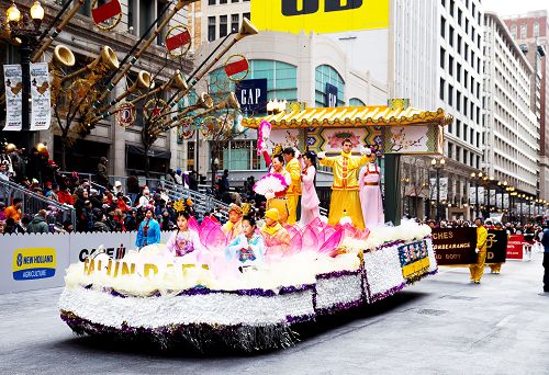 图二：芝加哥感恩节遊行中法轮大法功法演示花车。