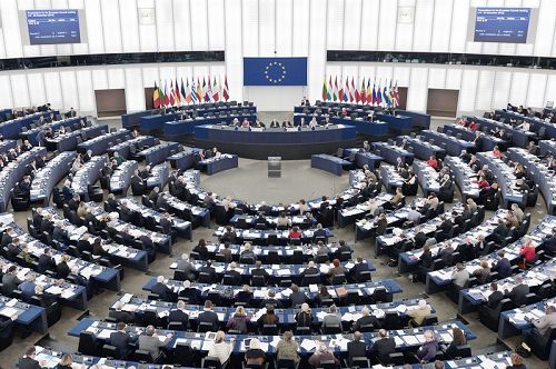 二零一三年十二月十二日，欧洲议会在最后一次全体大会上通过了紧急议案，要求“中共立即停止活体摘取良心犯、以及宗教信仰和少数族裔团体器官的行为”。