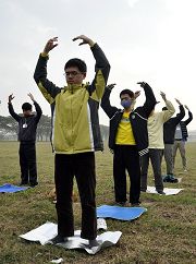 参加台湾青年学员交流营的法轮功学员早晨炼功