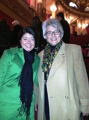 卡罗尔•夏弗斯女士（右）是一家公司的创始人兼执行总裁，她与女儿凯瑟琳观看了二月十日的演出后说，这是一台不同凡响的演出