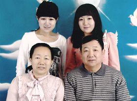 沈阳法轮功学员杨光辉和妻子、两个女儿