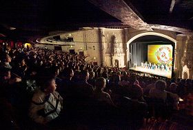 二零一三年三月二十日至二十四日，美国神韵国际艺术团在旧金山欧菲姆剧院的七场演出引起轰动