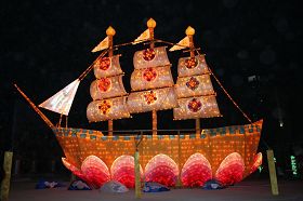 '法轮功学员亲手制作的“法船”巨型花灯，殊胜美好'