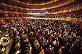 神韵纽约艺术团在纽约林肯中心大卫寇克剧院的十一场演出盛况空前。图为四月二十七日演出大爆满的盛况。