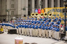 天国乐团在纽约曼哈顿富利广场表演