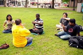 '印度商人Mugundhan（左三）和友人一起学习法轮功功法'