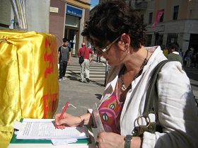 '意大利民众签名反迫害，声援法轮功'