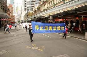 '悉尼学员在市中心举行大型游行活动庆祝大法日'