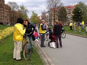 庆祝法轮大法日，瑞典哥德堡德法轮功学员举办活动，传播真相