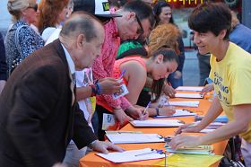 '西班牙民众踊跃签名声援法轮功反迫害'