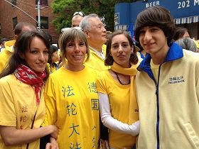 'Koerper姐妹和母亲弟弟一起参加了纽约大游行'