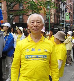 台湾著名中医师胡乃文在曼哈顿中国城游行现场