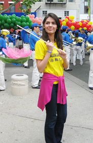 图4.伊朗默多克大学新闻传媒专业学生加扎娜在曼哈顿中国城集会上