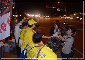 图2：日本朝日新闻的记者在采访法轮功学员